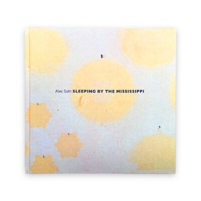Portada del fotolibro Sleeping by the Mississippi de Alec Soth, publicado por MACK en 2023.