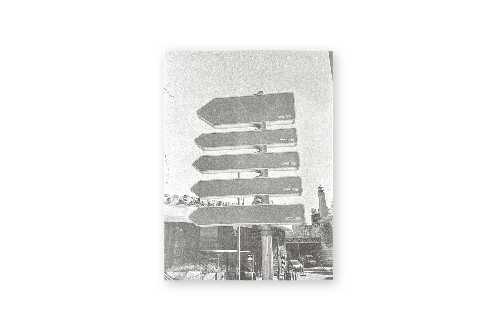 Arena que golpea de lejos los altos árboles Arena que golpea de lejos los altos árboles de Mateo Barbuzzi, fotolibro en risografía publicado por Club del Prado.